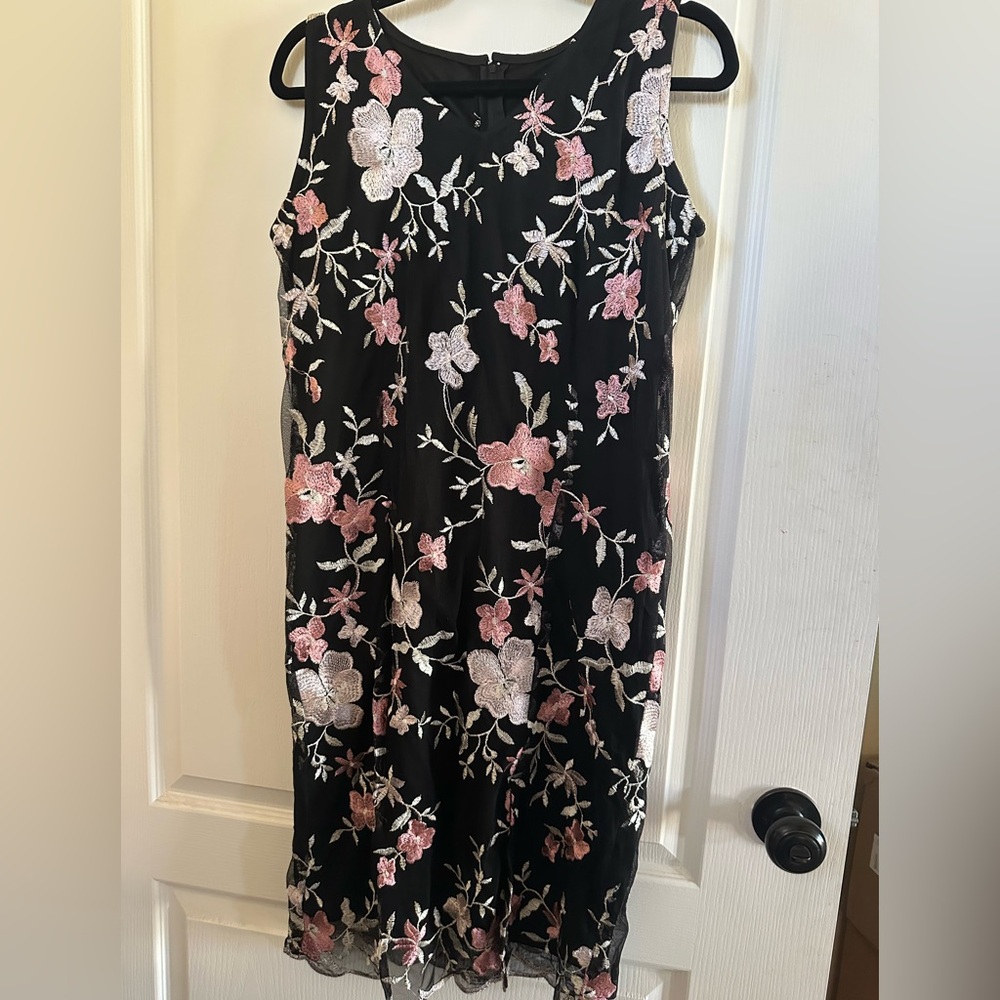 Handmade Floral Embroidered & Lined Sleeveless Midi Dress       Size M